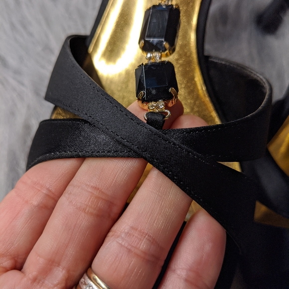 Sandals / Heels - Picture 5 of 8